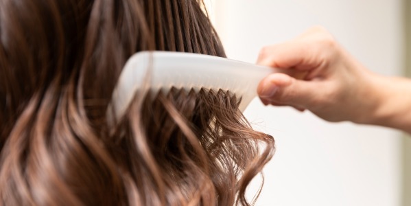 Jak rozczesać perukę?